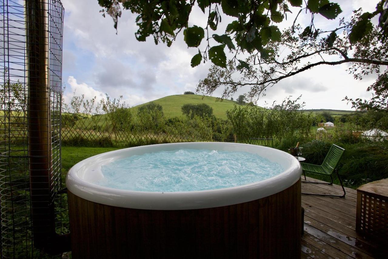 Hotel Bracken Yurt At Walnut Farm Glamping Netherbury Esterno foto